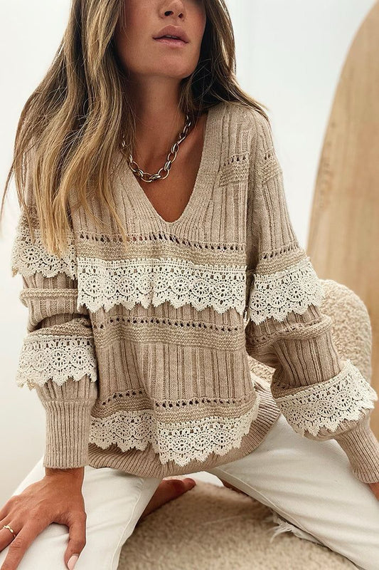 Camisola Siena em bege-claro, com decote em V, malha trabalhada e detalhes de renda floral no peito e nas mangas.